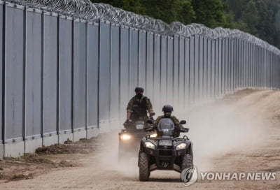 폴란드, 벨라루스 국경에 5.5m 높이 '난민 장벽' 세워
