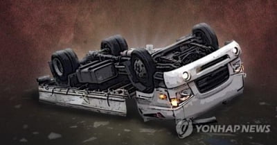 충북 음성 중부고속도서 화물차 전복…1명 심정지·4명 부상