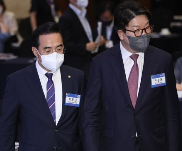  더불어민주당 박홍근 원내대표(왼쪽)와 국민의힘 권성동 원내대표