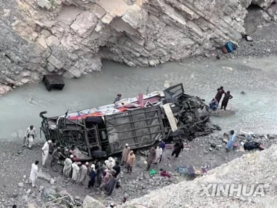 파키스탄 남서부서 35명 탄 버스, 협곡 추락…20명 사망