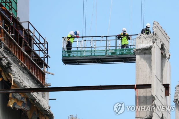 광주 화정아이파크 철거 작업 시작…잔해 철거부터