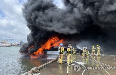 제주 한림항 어선 3척 화재…3명 중상, 실종자 2명 수색 중(종합)