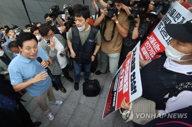 오세훈 참석한 패션쇼에서 서울도시가스 노조 기습시위