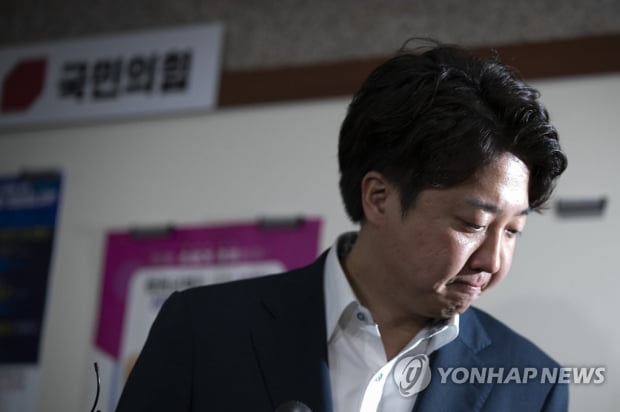 정치생명 벼랑끝 선 이준석…'화려한등판'에서 1년새 롤러코스터