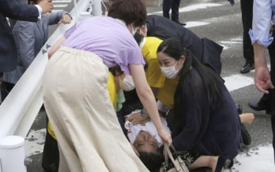 아베, 유세 중 총맞고 심폐정지…"용의자, 전직 자위대원"