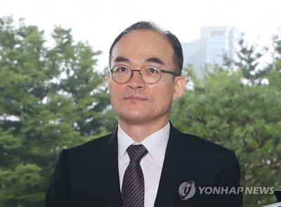 문무일 前검찰총장, '김학의 출금 수사 외압' 재판 증인 채택