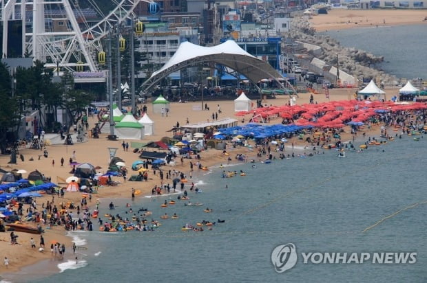 '노 마스크' 3년 만이야…동해안 해수욕장 개장 첫주말 인산인해(종합)