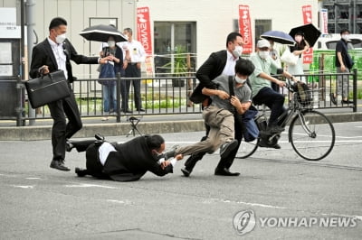 아베 경호 실패…뒤에서 7~8m까지 유유히 다가가 총격(종합)