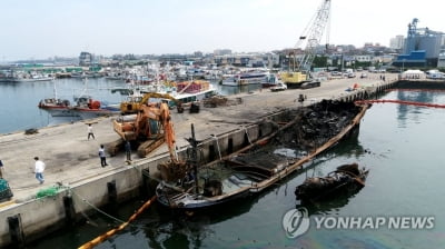 제주 한림항 화재 어선 인양 작업 시작…하루 1척 계획