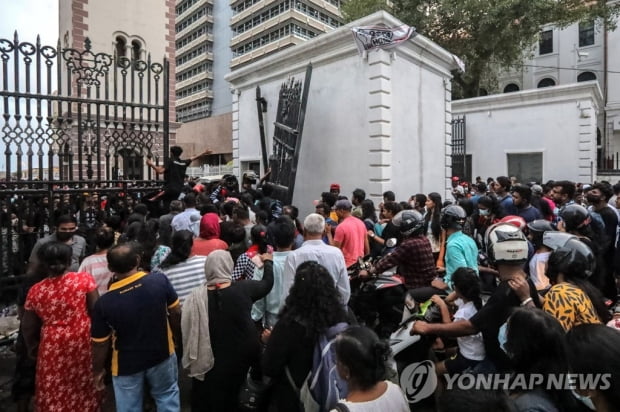 혼돈의 스리랑카 어디로…야권, 새 정부 구성 논의