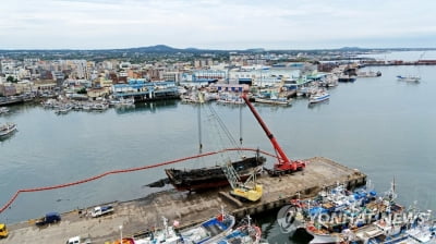 제주 한림항 화재 어선 1척 인양…"14일 3척 한꺼번에 감식"(종합)