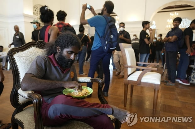 스리랑카 대통령 관저서 나온 돈다발…시위대 '분노'