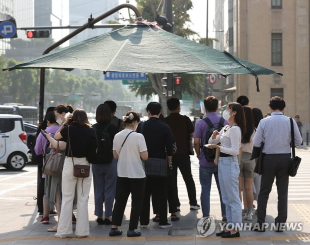 전국 대체로 흐리고 무더위…남부는 곳곳 돌풍 동반 소나기