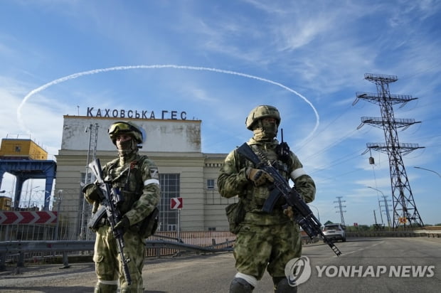 반격 예고한 우크라군, 남부 헤르손 포격…"초석 창고 등 폭발"