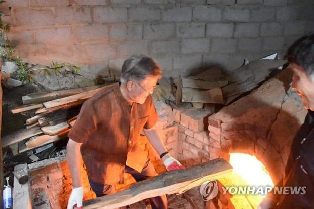 문 전 대통령 이웃 "극우 유튜버 처벌해달라" 경찰에 진정