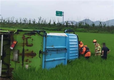 철원서 쓰레기 수거 차량 논으로 전도…40대 숨져