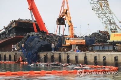 인양 완료된 제주 한림항 최초 화재 어선서 실종자 수색