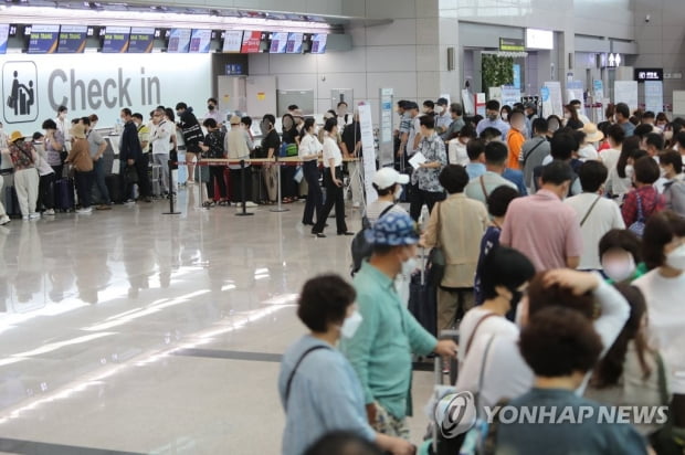 2년여만에 재개한 무안공항 국제선 항공기, 지연 이륙