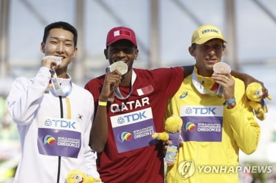 [세계육상] '한국 첫 은메달' 우상혁, 높이뛰기 공식 시상식서 활짝