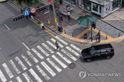 경찰 "교차로 우회전 때 보행자 유무로 정지 여부 판단해야"