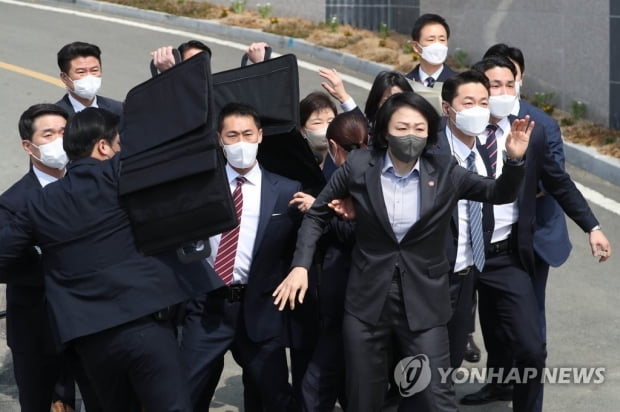 일본 신문 "韓경호원 2∼3초만에…아베 총격 사건과 대조적"