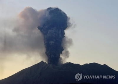 일본 규슈 남부 사쿠라지마 화산 분화…분출 돌 2.5㎞ 날아가