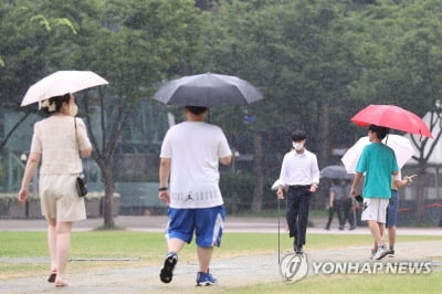 [날씨] '중복' 전국 곳곳 소나기…최고 34도 무더위