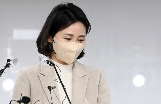 이재명 전 경기도지사의 배우자 김혜경 씨가 지난 2월 9일 오후 서울 여의도 더불어민주당 중앙당사에서 열린 과잉의전 논란 관련 사과 기자회견에서 침통한 표정을 짓고 있다. 사진=뉴스1