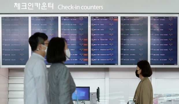 인천국제공항 제1여객터미널 출국장 체크인 카운터 전광판에 국제선 항공편이 안내되고 있다. /뉴스1