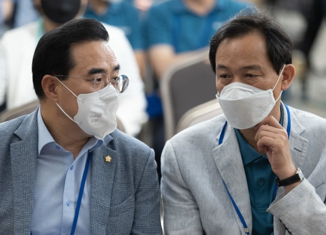 우상호 더불어민주당 비상대책위원장(오른쪽)과 박홍근 원내대표. / 사진=뉴스1