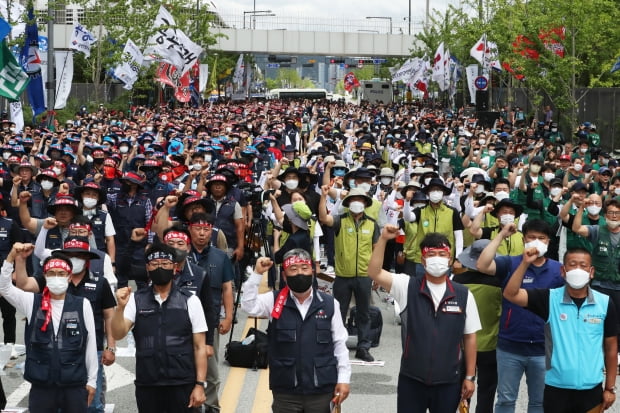 28일 오후 정부세종청사 고용노동부 앞에서 열린 '최저임금 인상을 위한 양대노총 결의대회'에 참석한 양경수 민주노총위원장(앞줄 오른쪽부터 두 번째)와 김동명 한국노총위원장(앞줄 오른쪽부터 세 번째)이 조합원들과 함께 최저임금 인상을 촉구 구호를 외치고 있다. 사진=뉴스1