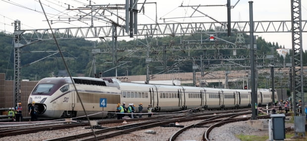 1일 부산에서 수서역으로 향하던 SRT 열차가 대전조창역 인근에서 탈선하는 사고가 발생해 관계자들이 사고를 수습하고 있다. 사진=뉴스1