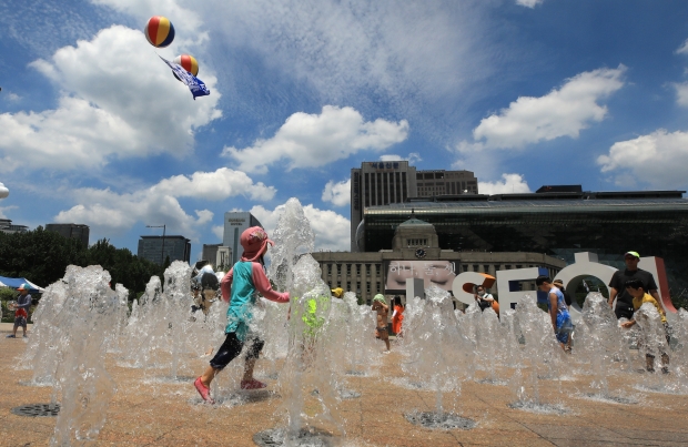 전국 대부분의 지역에 폭염특보가 내려진 2일 오후 서울광장 분수대에서 어린이들이 물놀이를 즐기고 있다. 사진=뉴스1