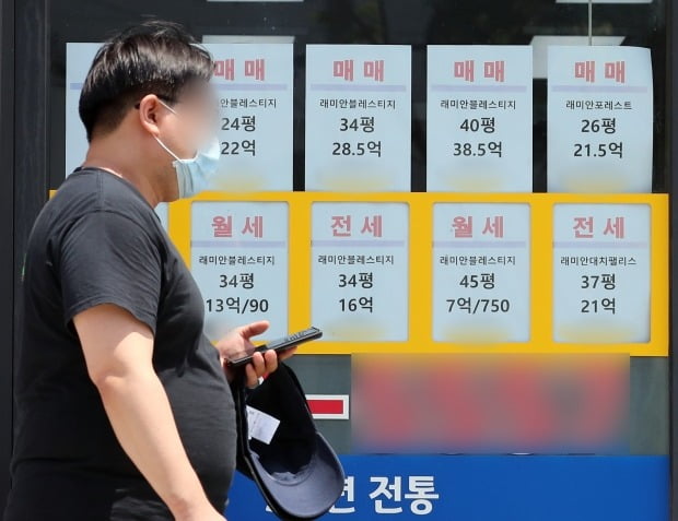 서울에 있는 한 부동산 공인중개업소에 매매 및 임대차 매물 가격이 게시돼 있다. 사진=뉴스1