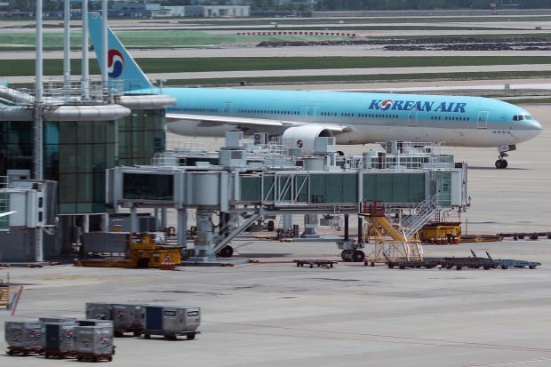 인천국제공항 제2여객터미널 계류장에 대한항공 여객기가 이륙을 준비하고 있다.(사진=뉴스1)