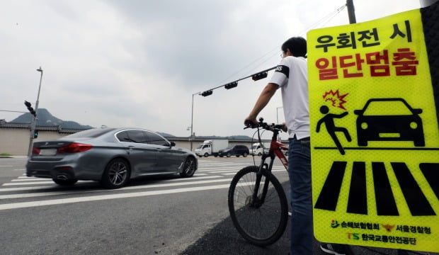 차량의 교차로 우회전 시 일시정지 내용을 골자로 한 개정 도로교통법이 지난 12일부터 시행됐다. / 사진=뉴스1