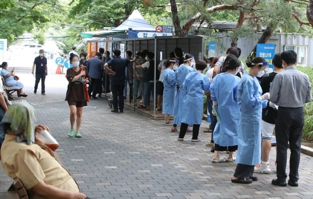 11일 지니 카지노 대구 달서구보건소 뒤편 월성공원에 마련된 선별진료소에서 시민들이 줄지어 코로나19 검사를 기다리고 있다. /사진=뉴스1