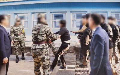 통일부, 탈북어민 북송 사진 '이례적' 공개…北 안 가려 몸부림