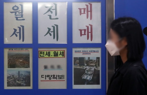 서울 도심의 한 부동산에 매물 상담을 알리는 문구가 붙어 있다. 사진=뉴스1