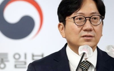 통일부 "탈북어민 북송 당시 영상…국회 제출 여부 검토"