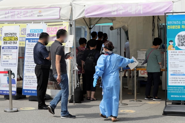 18일 오전 서울 양천구보건소 신종 코로나 바이러스 감염증(코로나19) 선별진료소에서 시민이 검사를 기다리고 있다. 사진=뉴스1