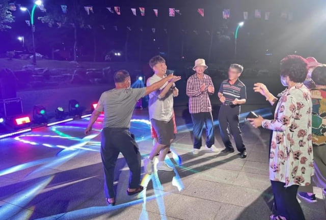 이준석 국민의힘 대표가 22일 전남 진도에서 열린 '지역상권 활성화를 위한 버스킹' 현장을 찾아 즉석에서 노래를 부르며 지역 군민들과 춤을 추고 있다. / 사진=이 대표 페이스북