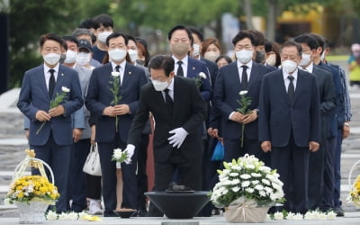 '당 대표 출마' 이재명, 봉하마을 찾아 노 전 대통령 묘역 참배