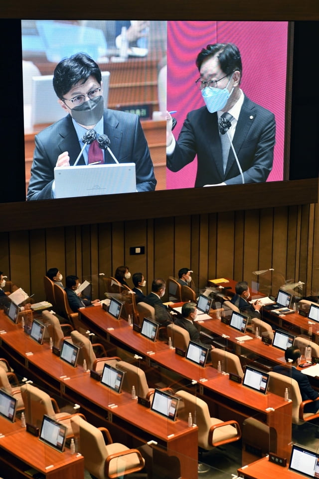 한동훈 법무부 장관이 25일 오후 서울 여의도 국회에서 열린 본회의 정치·외교·통일·안보 분야 대정부질문에서 박범계 더불어민주당 의원의 질의에 답변하고 있다. / 사진=뉴스1