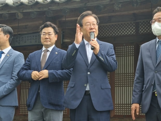 이재명 더불어민주당 당대표 후보가 30일 강원 강릉시 허균허난설헌 기념공원에서 열린 당원·지지자 만남 행사에서 인사하고 있다. 사진=뉴스1