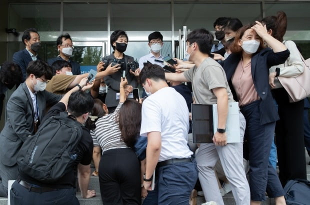 박순애 사회부총리 겸 교육부장관(가운데)가 1일 서울 여의도 한국교육시설안전원 앞에서 기자들의 질문에 답하고 있다. 연합뉴스