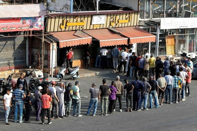 지난 6월 23일 경제위기 레바논 빵집 앞에 늘어선 행렬 . /사진=연합뉴스