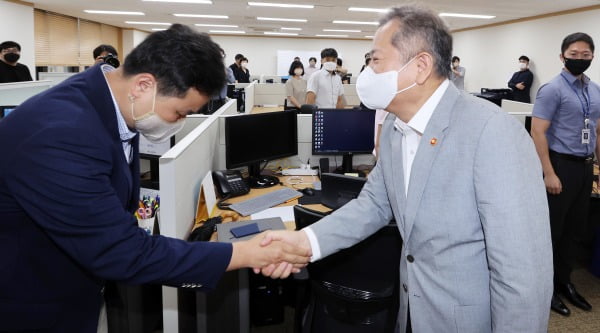 이상민 행정안전부 장관이 2일 오전 서울 종로구 정부서울청사에 문을 연 경찰국을 방문해 김순호 초대 경찰국장의 안내를 받으며 직원들과 인사를 나누고 있다. /사진=뉴스1