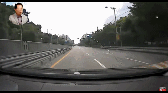왕복 6차선 도로를 달리던 운전자가 역주행 하는 킥보드와 마주친 순간. / 영상=유튜브 '한문철TV'