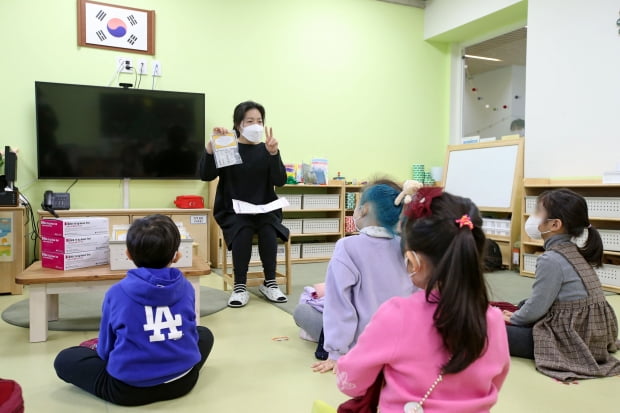 지난 2월 22일 서울 구로구 항동유치원에서 한 교사가 어린이들에게 코로나19 자가진단키트 관련 설명을 하고 있다. 김범준 기자
